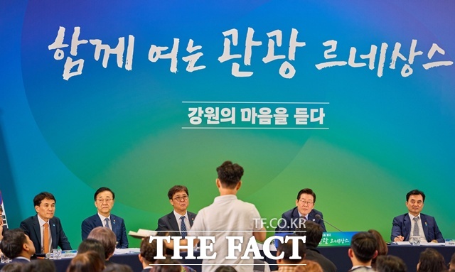 김진태 강원도지사는 15일 강원도청에서 열린 정례 기자간담회에서 당시 발언하려던 내용과 관련해 그때 하지 못한 것을 지금 와서 하면 뭐하나 싶다면서 이재명 대통령이 와주신 데에 대한 고마움과 (민통선 지역인) 양구 두타연 지역 실정을 말하려 했다고 밝혔다. 지난 12일 타운홀 미팅 당시. /대통령실