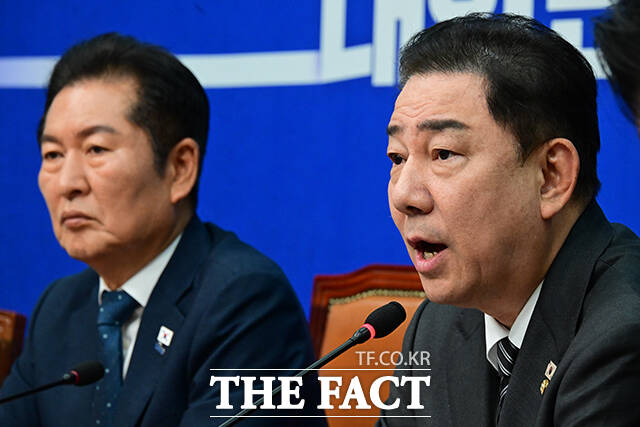 정청래 더불어민주당 대표가 15일 사법부는 대법원장의 사조직이 아니다라며 조희대 대법원장의 자진 사퇴를 공개적으로 촉구했다. 사진은 정 대표와 김병기 원내대표./남윤호 기자