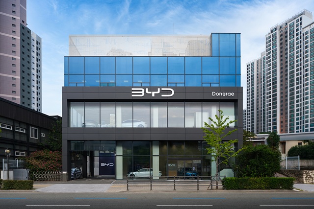 BYD코리아는 부산 동래 전시장과 서비스센터를 열고 기념 오픈식을 진행했다고 15일 밝혔다. /BYD코리아
