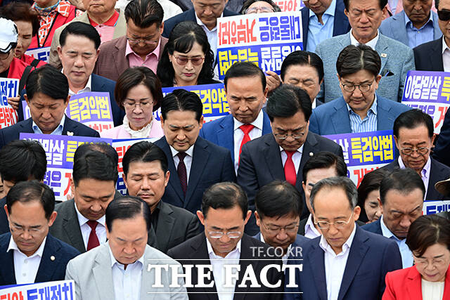당내서도 극우 색채를 어렵게 지워내고 있던 노력이 물거품이 되는 것 아니냐는 우려가 나온다. 사진은 장동혁 국민의힘 대표와 송언석 원내대표를 비롯한 참석자들이 12일 오후 서울 여의도 국회 본관 앞에서 열린 야당탄압 독재정치 규탄대회에서 묵념하고 있는 모습. /남윤호 기자