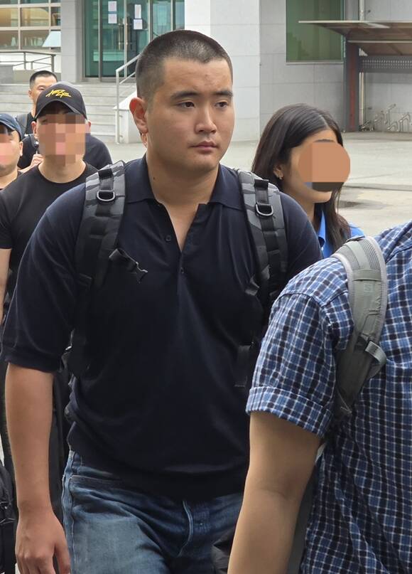 이지호 씨가 해군사관학교 내부를 둘러보고 있다. /삼성