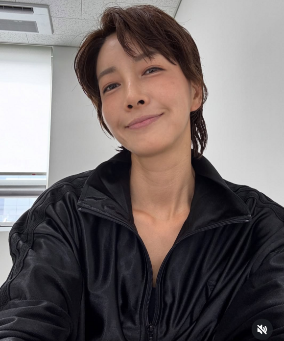 배우 진서연이 지난 14일 총격으로 사망한 미국 극우 인사 찰리 커크를 추모하는 게시물을 자신의 소셜 미디어에 올렸다. /인스타그램 캡처