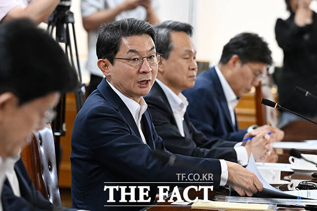 이억원 금융위원장이 15일 오후 서울 중구 은행연합회에서 열린 금융위원장-금융지주 회장 간담회에 참석해 모두 발언을 하고 있다. /서예원 기자