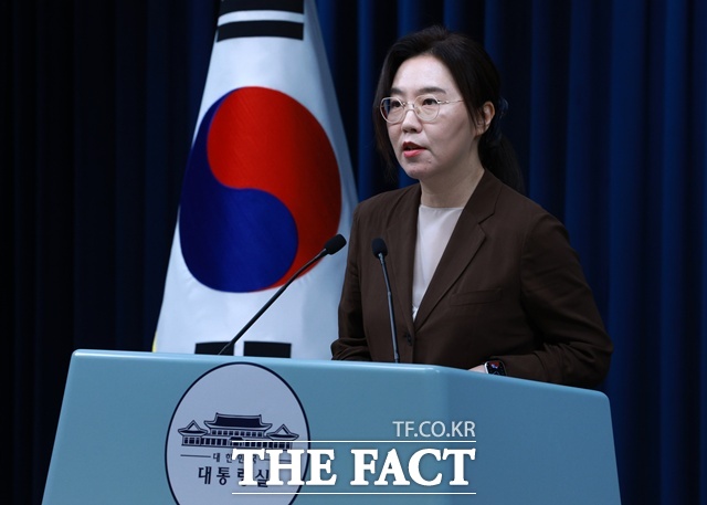 대통령실이 추미애 국회 법사위원장의 조희대 대법원장 사퇴 요구에 원칙적으로 공감한다고 밝혔다가 논란이 일자 대통령의 기자회견 발언을 강조한 것이라고 해명했다. 강유정 대통령실 대변인이 8월 5일 용산 대통령실에서 브리핑을 하고 있다. /뉴시스