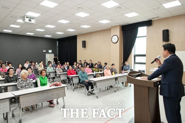 오성환 당진시장이 12일 동부노인대학을 찾아 특강을 진행했다. /당진시