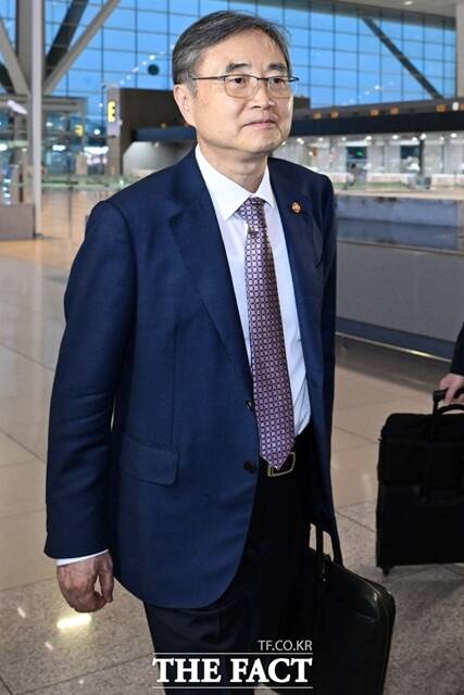 조현 외교부 장관이 오는 17일 1박 2일 일정으로 중국을 방문해 왕이 중국공산당 중앙외사공판공실 주임 겸 외교부 장관과 첫 양자 회담을 갖는다. /남용희 기자