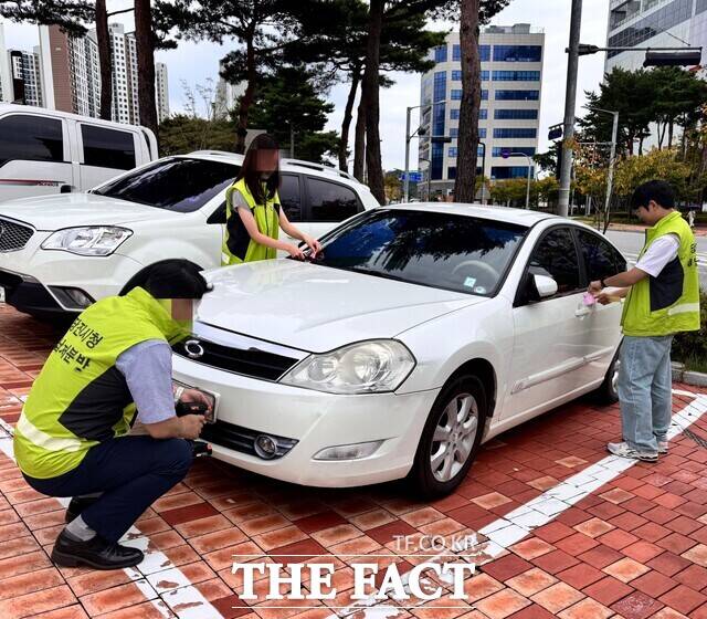 당진시 체납차량 영치 활동 장면. /당진시