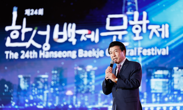 서강석 송파구청장이 지난해 열린 한성백제문화제에서 인사말을 하고 있다. /송파구