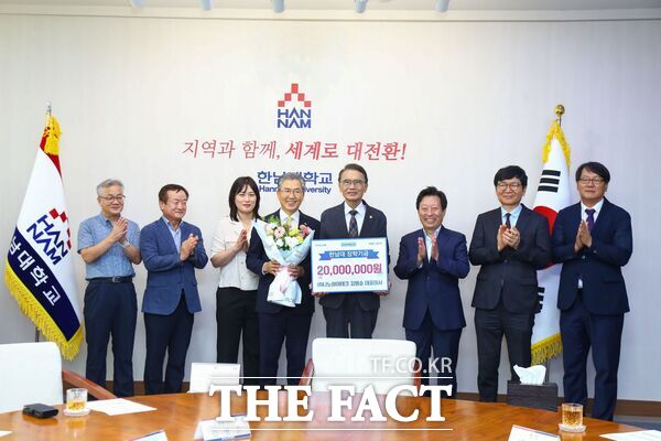 20년 전 고인이 된 딸(故 김희진·일문과)을 기리며 매년 딸의 후배들에게 장학금을 기탁해 온 아버지 김병순 나노하이테크 대표이사가 15일 한남대를 방문해 이승철 총장에게 20주년 기념 장학금 2000만 원을 전달했다./한남대학교