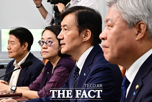 통렬한 반성을 외치며 출범한 조국 조국혁신당 비상대책위원장 체제가 시작부터 진통을 겪고 있다. /국회=배정한 기자