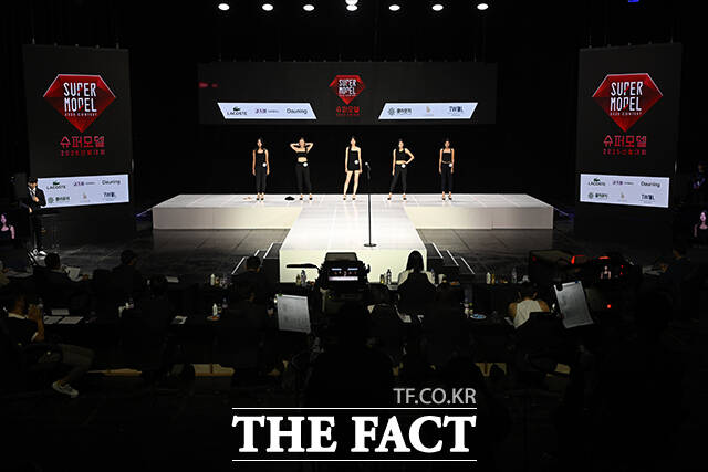 2025 슈퍼모델 선발대회 예선 무대가 15일 오후 서울 마포구 SBS 프리즘타워에서 열린 가운데 참가자들이 무대에 올라 포즈를 취하고 있다. /장윤석 기자