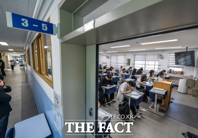 국회 교육위원회 소속 고민정 더불어민주당 의원이 교육부에서 제출받은 자료에 따르면 올해 전국 초·중·고교 23만1708개 학급 중 3만9123개가 과밀학급으로 집계됐다. 사진은 서울 금천구 금천고등학교./더팩트DB