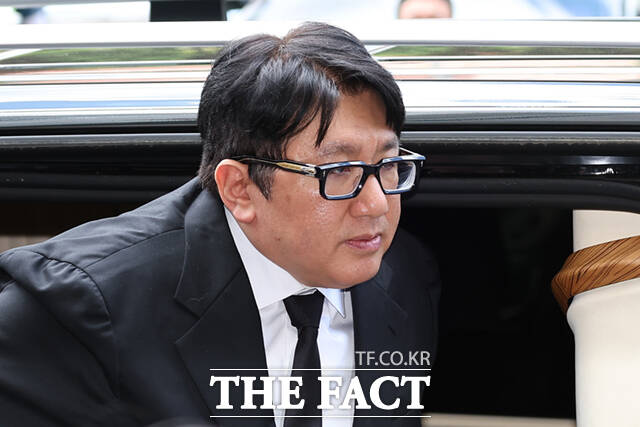 하이브 상장 과정에서 투자자를 속여 부당이득을 챙긴 의혹을 받는 방시혁 하이브 의장이 15일 경찰에 출석했다. /더팩트 DB