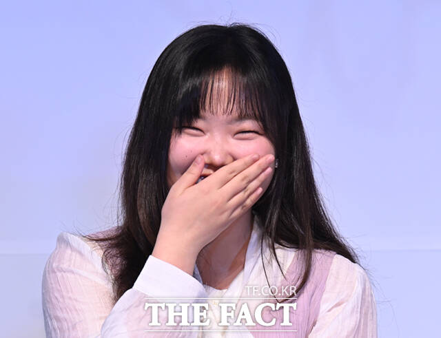 악뮤(AKMU) 이수현이 15일 서울 송파구 롯데시네마 월드타워점에서 열린 영화 연의 편지 언론시사회 및 기자간담회에 참석해 웃음짓고 있다.