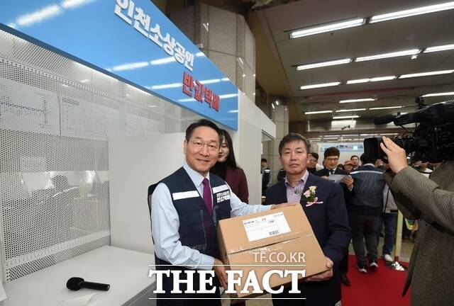 유정복 인천시장이 28일 인천지하철 1호선 인천시청역에서 열린 인천 소상공인 반값택배 지원사업 오픈 행사에서 제1호 반값택배 물품을 발송하고 있다./더팩트DB