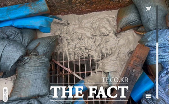 영덕군이 발주한 축산배수펌프장 공사 현장에서 흘러나온 콘크리트 타설 오염물이 양식장 조개 폐사에 큰 피해를 줬다는 주장도 제기됐다. 사진은 현장 콘크리트 타설 오염물 영상 캡처. / 박진홍 기자