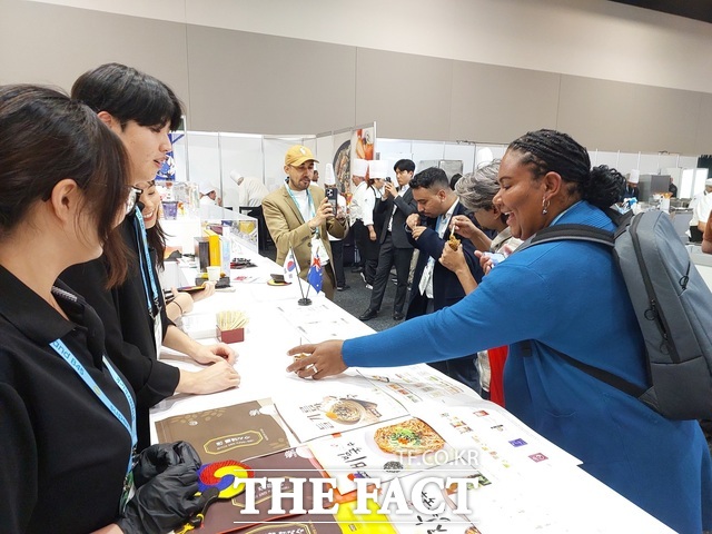 aT가 2025 호주 국제식품박람회에 참석해 K-푸드를 홍보하고 있다./aT