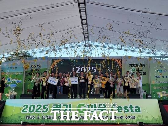 지난 13~14일 열린 ‘제57회 경기도 한우경진대회’에서 개인과 단체 부문에서 우수한 성과를 거둔 경기 가평군 농민과 가평축협, 군 관계자들이 기념촬영을 하고 있다./가평군