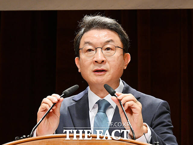 이억원 금융위원장이 15일 오후 서울 종로구 정부서울청사 별관에서 열린 취임식에 참석해 취임사를 하고 있다. /임영무 기자