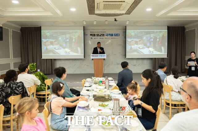 공주시는 지난 13일 백제 외교의 국격을 담다 프로그램을 하나로 온두라스, 케냐를 비롯한 7개국 외교관과 가족 30여 명이 참여해 공주의 역사와 문화를 직접 체험했다. /공주시