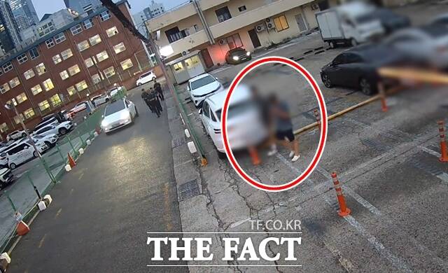 흉기를 들고 부산 도심을 돌아다니던 남성 일행. /부산진경찰서