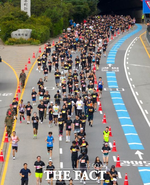 ‘KTX광명역 평화마라톤대회’ 참가자들이 달리고 있다./광명시
