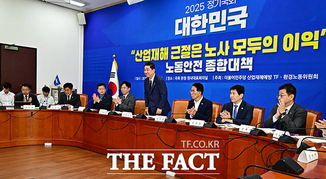 인사하는 김병기 더불어민주당 원내대표(가운데).