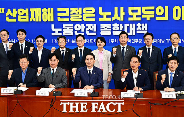 김병기 더불어민주당 원내대표(앞줄 가운데)와 김영훈 고용노동부 장관(앞줄 왼쪽 두번째) 등 참석자들이 15일 오전 서울 여의도 국회에서 열린 산업재해예방TF 중대재해 예방을 위한 노동안전 종합대책 발표에 참석해 기념사진 촬영을 하고 있다. /국회=배정한 기자