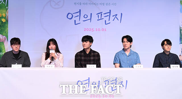 악뮤(AKMU) 이수현(왼쪽 두 번째)이 15일 서울 송파구 롯데시네마 월드타워점에서 열린 영화 연의 편지 언론시사회 및 기자간담회에 참석해 취재진 질의에 답하고 있다.