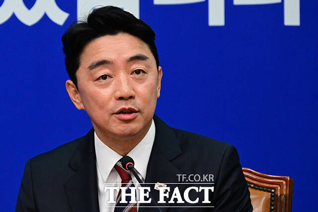 강훈식 대통령 비서실장은 15일 수석비서관 회의에서 추석 연휴 전력 초과공급에 따른 정전이 발생하지 않도록 철저한 대비를 주문했다. 강 실장이 6월 17일 오후 서울 여의도 국회에서 김병기 더불어민주당 대표 직무대행 겸 원내대표를 예방해 인사말을 하고 있다. /남윤호 기자