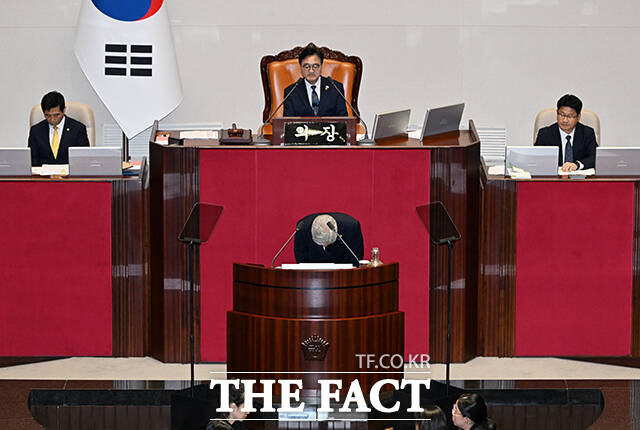 발언에 앞서 당내 성비위 사건과 관련해 사과하는 서왕진 조국혁신당 원내대표.