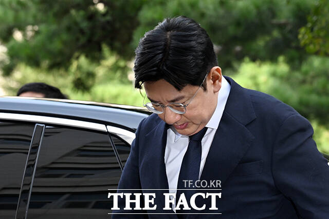 하이브 상장 과정에서 투자자를 속여 부당이득을 챙긴 의혹을 받는 방시혁 하이브 의장이 15일 서울 마포구 서울경찰청 광역수사단 청사에 출석해 경찰 조사를 받았다. /서예원 기자