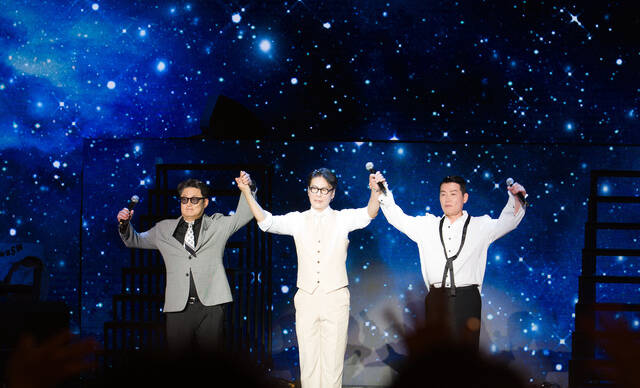 가수 김현철 윤상 이현우(왼쪽부터)가 함께한 콘서트 어 브리즈 오브 메모리 앙코르 공연이 13일 서울 세종대학교 대양홀에서 성공적으로 막을 내렸다./아이오아이홀딩스