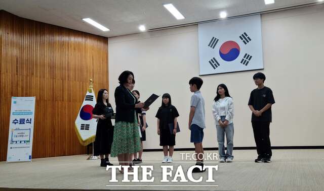 13일 대전동부교육청 강당서 열린 ‘2025 대전동부글로벌영재교육원 수료식’에서 양수조 교육장이 수료증을 수여하고 있다. /대전시교육청