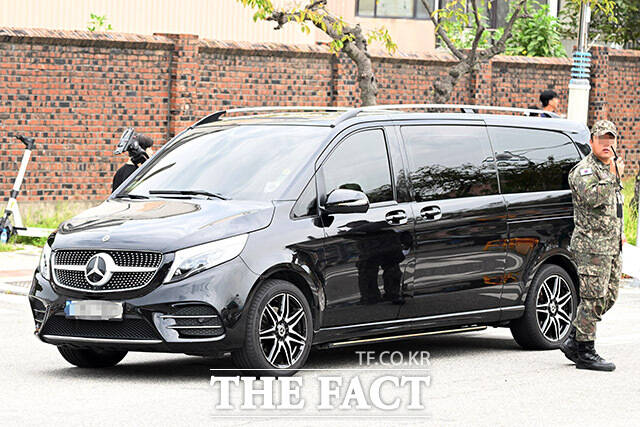 이재용 삼성전자 회장의 장남 이지호 씨가 탑승한 차량이 15일 오후 경남 창원시 진해구 해군사관학교로 들어서고 있다. /창원=남용희 기자