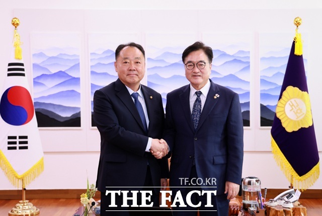 우원식(오른쪽) 국회의장이 15일 서울 여의도 의장집무실에서 손인혁 신임 헌법재판소 사무처장을 접견하고 있다. /국회의장실 제공