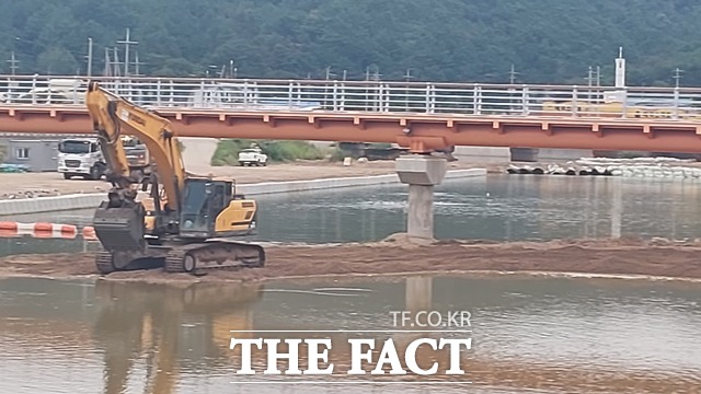 경북 영덕군 축산천 준설공사 현장. 이곳에 40여 년간 쌓인 슬러거들이 하구로 유입되면서 조개 양식장이 폐사했다며 주민이 피해를 호소하고 있다. / 박진홍 기자