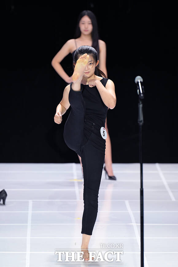 힘찬 발차기로 어필.