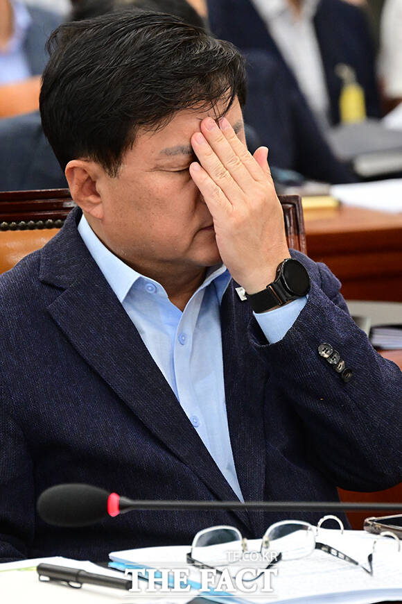 15일 업계에 따르면 환경부는 지난 12일 제4차 배출권거래제 할당계획 공청회를 통해 2026년부터 2030년까지 제4차 계획기간의 배출권 사전할당량을 제3차 계획기간 대비 줄이는 방안을 발표했다. 김성환 환경부 장관이 8월20일 오전 서울 여의도 국회에서 열린 환경노동위원회 전체회의에 참석해 회의 중 얼굴을 만지고 있다. /남윤호 기자