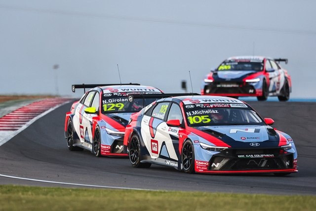 현대자동차는 9월 12일~14일(현지시간) 개최된 2025 TCR 월드투어 5라운드 호주 대회에서 더 뉴 엘란트라 N TCR이 우승을 차지했다고 15일 밝혔다. 더 뉴 엘란트라 N TCR이 2025 TCR 월드투어 5라운드 호주 대회에서 주행하는 모습. /현대차