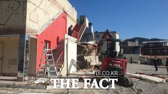 파주시 관계자들이 성매매집결지 내 위반건축물을 대상으로 12차 행정대집행을 진행하고 있다./파주시