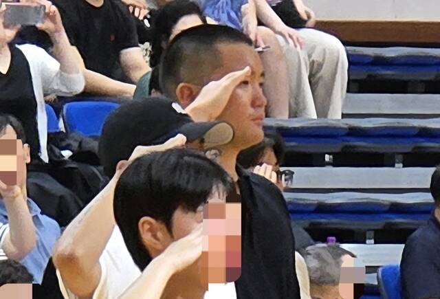 이지호 씨가 해군 학사장교 사관후보생 입영식에 참석해 거수경례를 하고 있다. /삼성