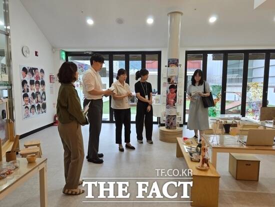 지난 12일 경기 남양주시를 찾은 교육부·한국보육진흥원 관계자들이 시 관계자들과 함께 상상N놀이터 도르르를 방문, 설명을 듣고 있다. /남양주시