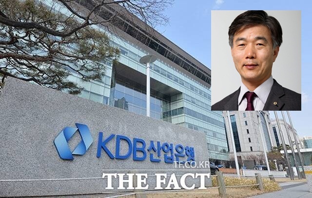 한국산업은행 71년 만의 첫 내부 출신 수장 박상진 회장(오른쪽 위)이 오늘 취임식을 열고 공식 업무에 돌입했다. /더팩트 DB·금융위원회