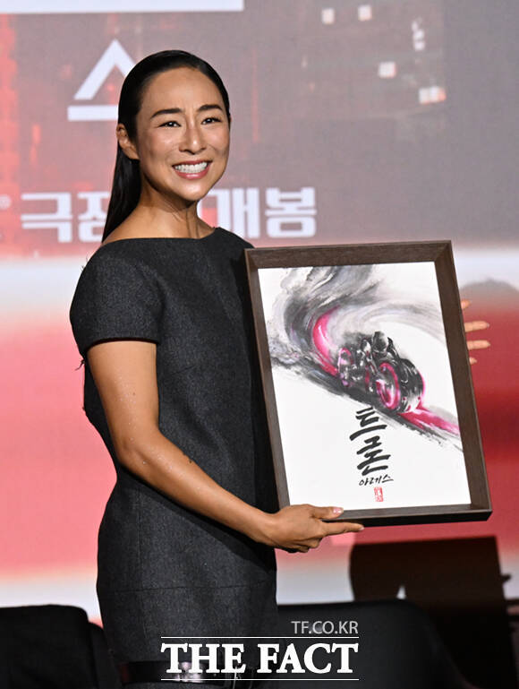 배우 그레타 리가 15일 서울 용산구 CGV 용산아이파크몰에서 열린 영화 트론: 아레스 내한 기자간담회에 참석해 수묵화로 표현한 영화 이미지를 선물받은 뒤 기뻐하고 있다. /이새롬 기자