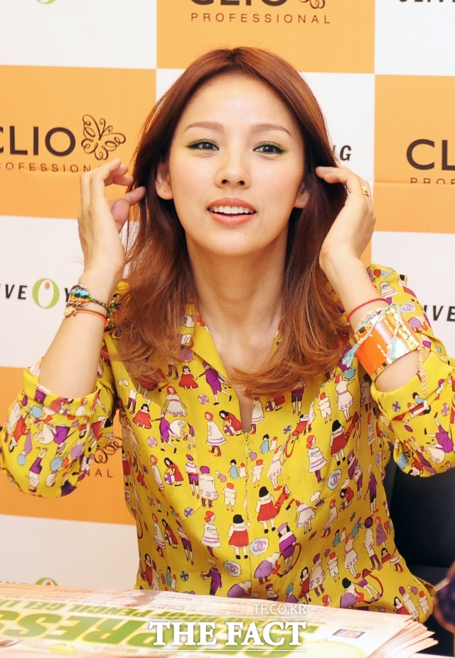 SBS 런닝맨이 또다시 도마에 올랐다. 14일 방영된 런닝맨 방송에서 멤버들은 천안의 한 순댓국집을 방문했다. 이효리 고모가 운영하는 곳으로, 특정 연예인의 친인척 가게가 소개되면 홍보 효과는 막대하다. /더팩트 DB