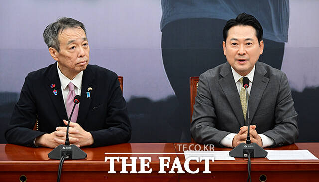 장동혁 국민의힘 대표(오른쪽)가 15일 오후 서울 여의도 국회에서 미즈시마 고이치 주한일본대사를 만나 인사말을 하고 있다. /국회=남윤호 기자