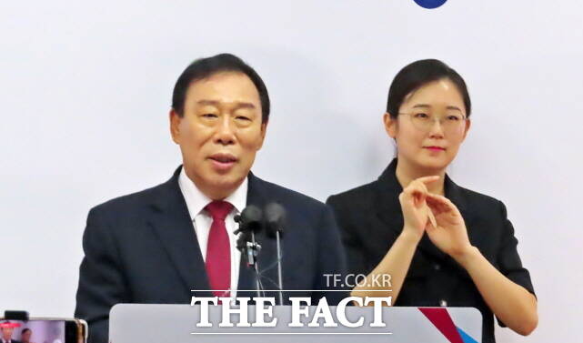 최민호 세종시장이 15일 시청 정음실에서 언론브리핑을 갖고 세종보 가동 중단 강력 반대 입장을 밝히고 있다. /김형중 기자