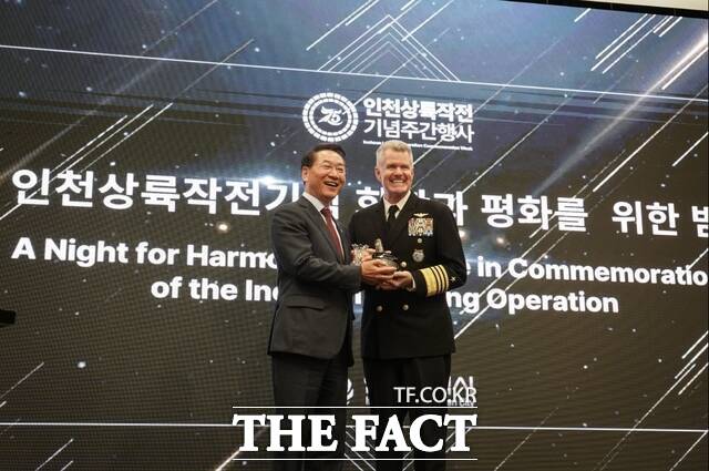 지난 14일 인천 중구 하버파크 호텔에서 열린 제75주년 인천상륙작전 기념행사 화합과 평화를 위한 밤에서 유정복 시장(왼쪽)과 사무엘 파파로 미국 인도·태평양 사령관이 기념촬영을 하고 있다./인천시