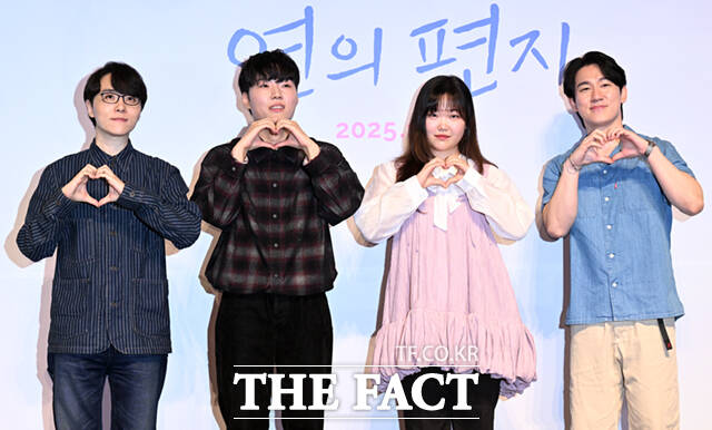 성우 남도형과 김민주, 악뮤(AKMU) 이수현, 민승우(왼쪽부터)가 15일 서울 송파구 롯데시네마 월드타워점에서 열린 영화 연의 편지 언론시사회 및 기자간담회에 참석해 포즈를 취하고 있다. /이새롬 기자